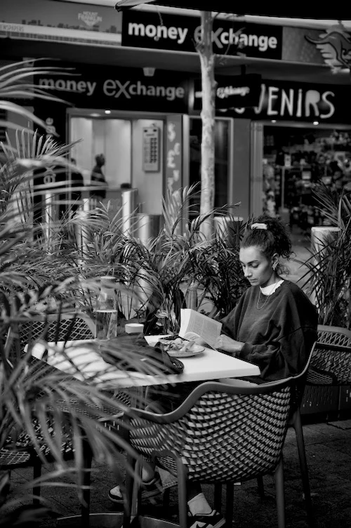 The lens of Peter Pickering does not interrupt the girls reading of her book